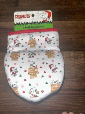 Peanuts Snoopy Christmas Oven Mitts